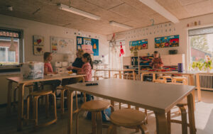 Børn og pædagog i Regnbuen